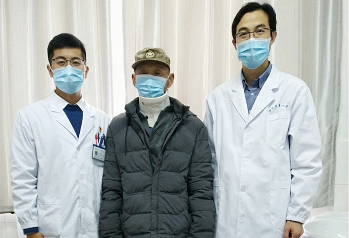 术后复查合影_副本.jpg 术后复查合影_副本.jpg