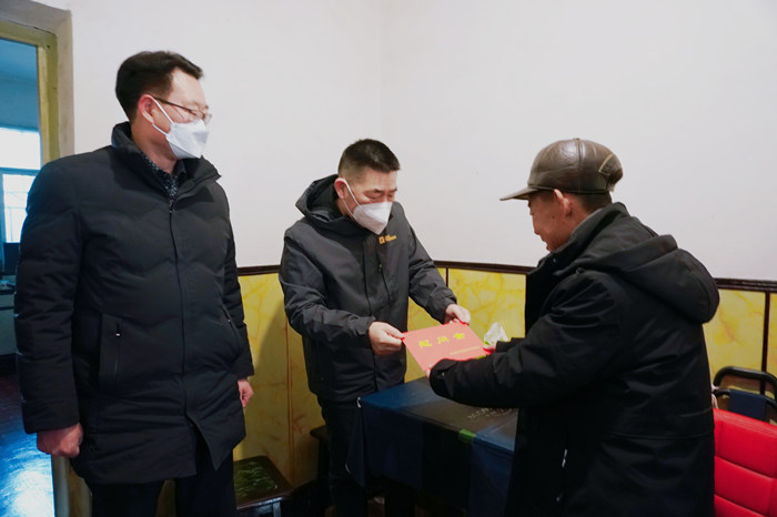 市领导慰问孙龙_副本.jpg 市领导慰问孙龙_副本.jpg