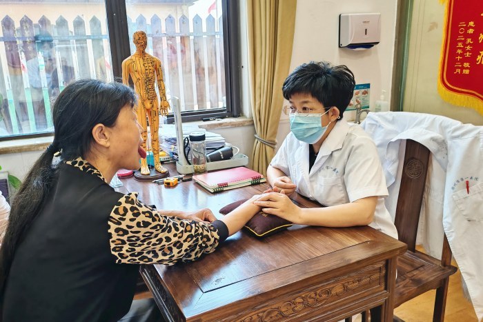 为医疗体社区患者看诊_副本.jpg 为医疗体社区患者看诊_副本.jpg